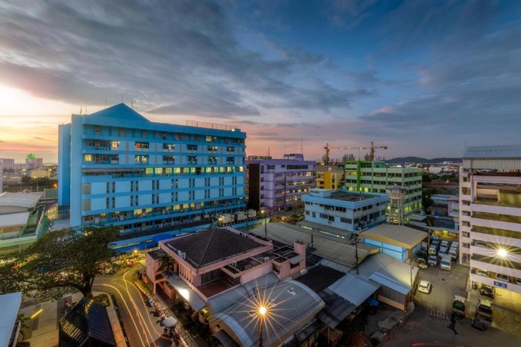 Deejai Hotel Si Racha Luaran gambar