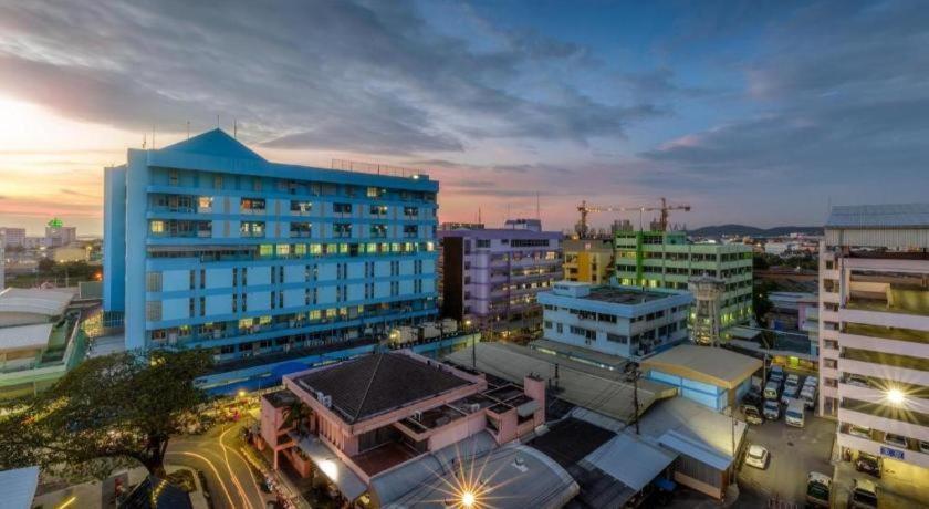 Deejai Hotel Si Racha Luaran gambar